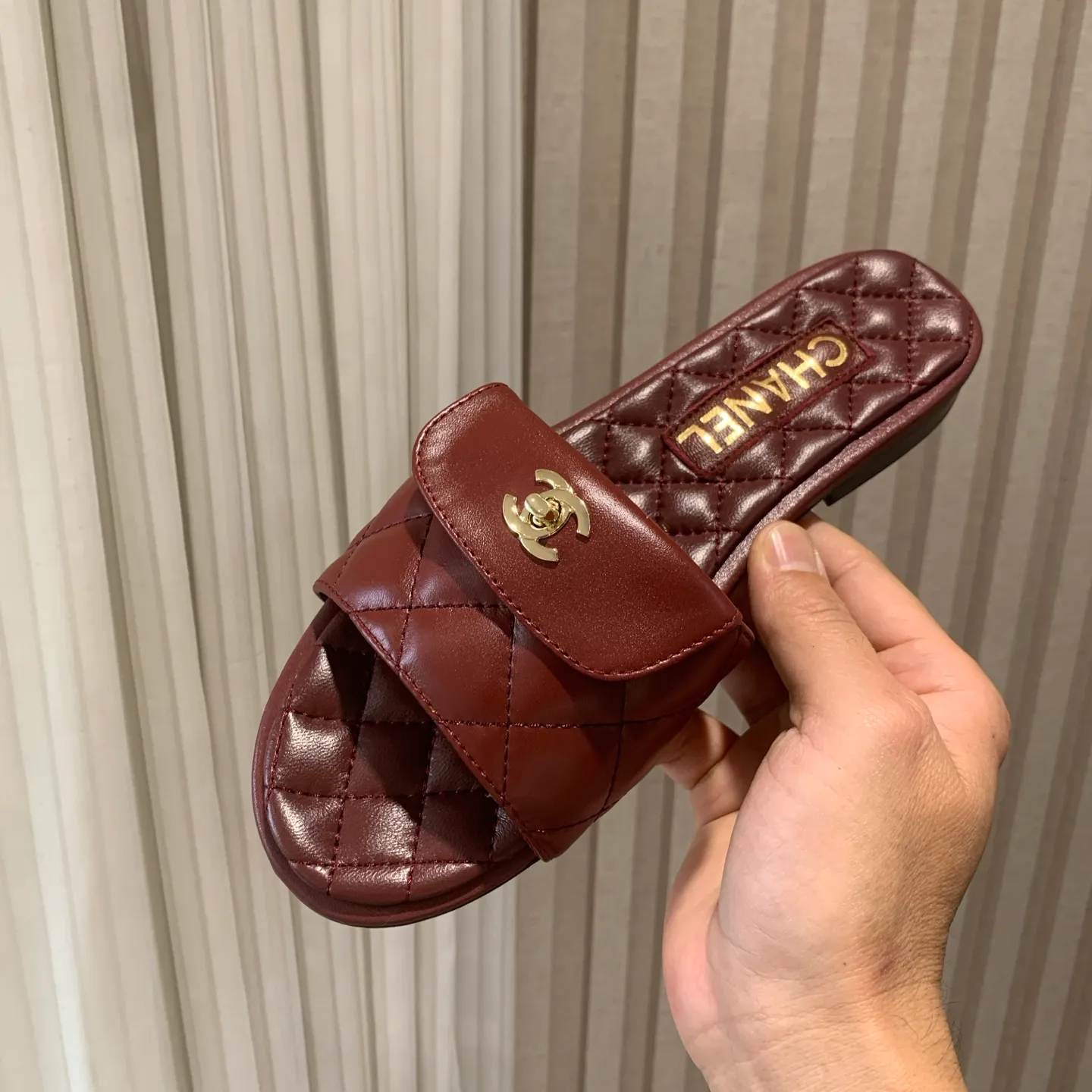 👟👟Ex-factory price 500👟👟 🍀Chanel Xiaoxiang 25ss new lazy slippers, versatile and slimming model, a slipper with great appearance, perfect with any combination! Lazy slippers are worth recommending. Calfskin upper, mixed sheepskin lining, Italian genuine leather outsole. Size: 35-41 (40 and 41 customized, non-refundable) 👉